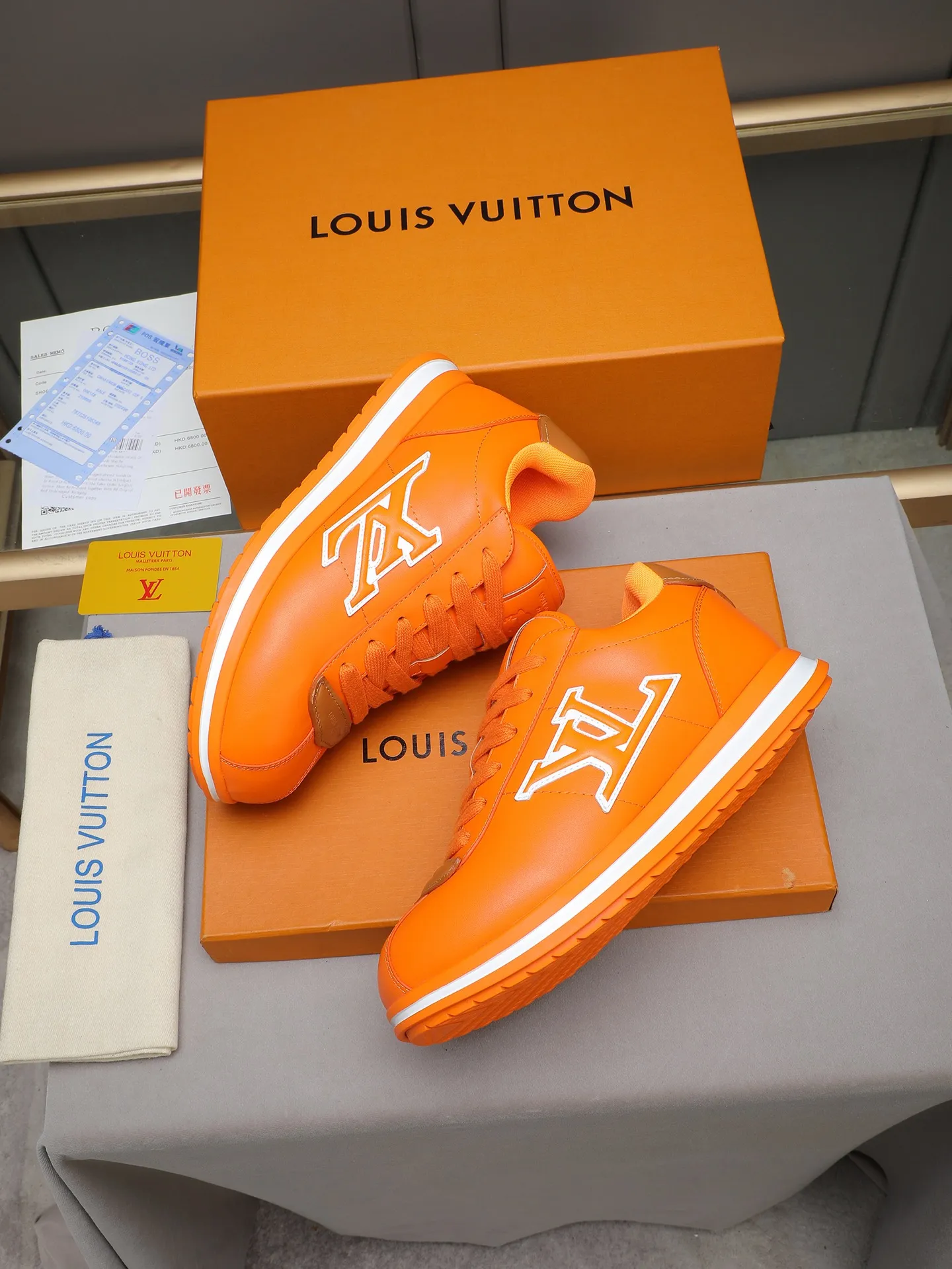 PP560 LV Louis Vuitton L Jialu Brand Runner Tatic Series Thick-soled Casual Sports Shoes Running Shoes Original purchase, development and production This LV Runner Tatic sports shoe combines technical materials such as mesh fabric and ribbons to interpret the inspiration of traditional mountaineering shoes. LV letters are written on one side, the lariat buckle of the quick lacing system is embellished with Monogram flowers and Louis Vuitton logos, and the light and wear-resistant rubber outsole completes the whole. ▪️Fabric: Original imported cowhide + mesh ▪️Inner lining: Original customized breathable mesh ▪️Sole: Original open-molded anti-slip rubber combination material ▪️Size: Men's 38-44 (customized for 45 and 46)